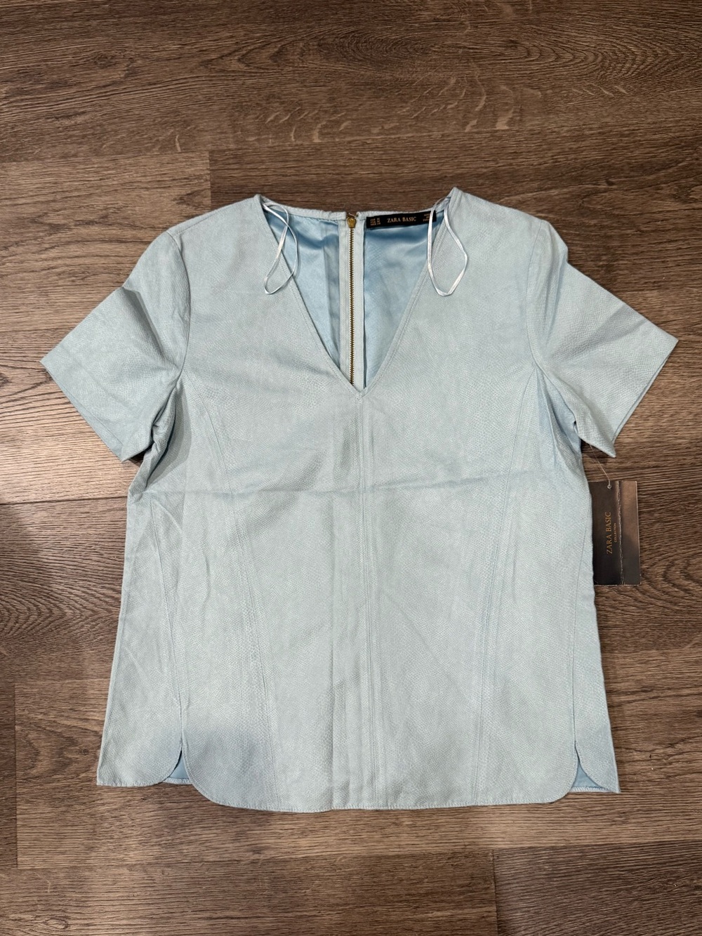 New tag V-neck top